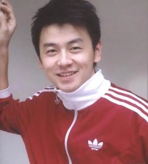 这照片真是帅气,就算夸一句校草也绝对不过分.