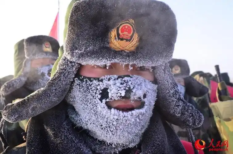 1月22日,武警内蒙古大兴安岭森林支队一名战士在行军途中帽子上眉毛上