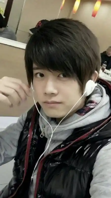 娱乐#这个帅小伙眼神会开车!他是任嘉伦吗?锦衣奶奶在吗请回答