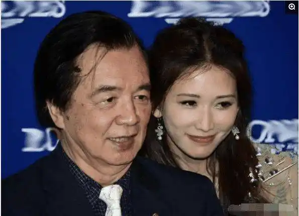 林志玲与74岁爸爸跳舞秀傲人上围, 网友注意力全在第三张!