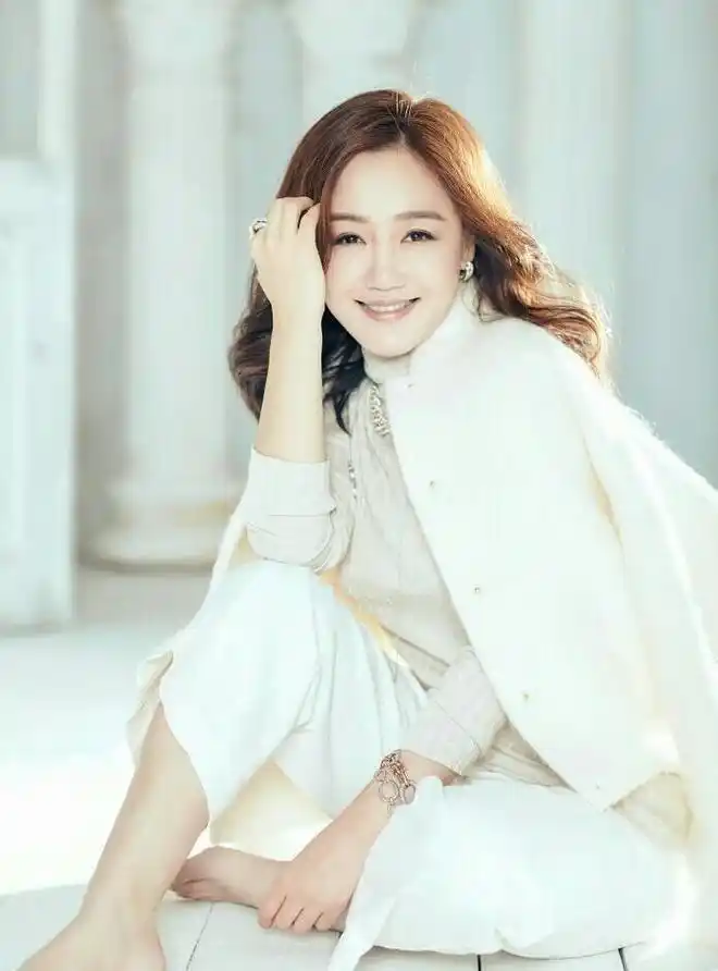 回顾薛佳凝:分手15年后胡歌娶妻生子,她选择出家背后心酸无人知