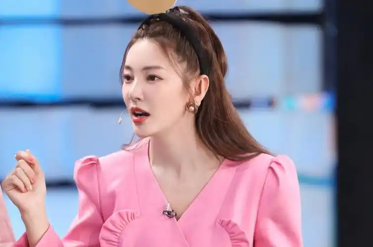 张雨绮稳坐快本主持席谢娜频繁更新动态疑为复出预热