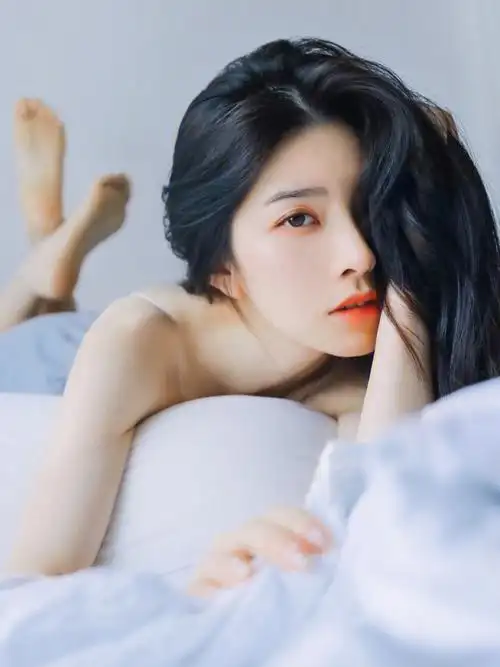 室内躺床拍照清新淡雅