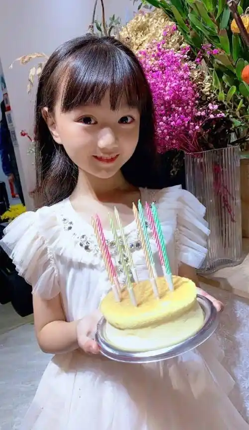 小山竹晒照庆祝8岁生日,小萌娃长成亭亭玉立美女了,甜美又可爱_漂亮