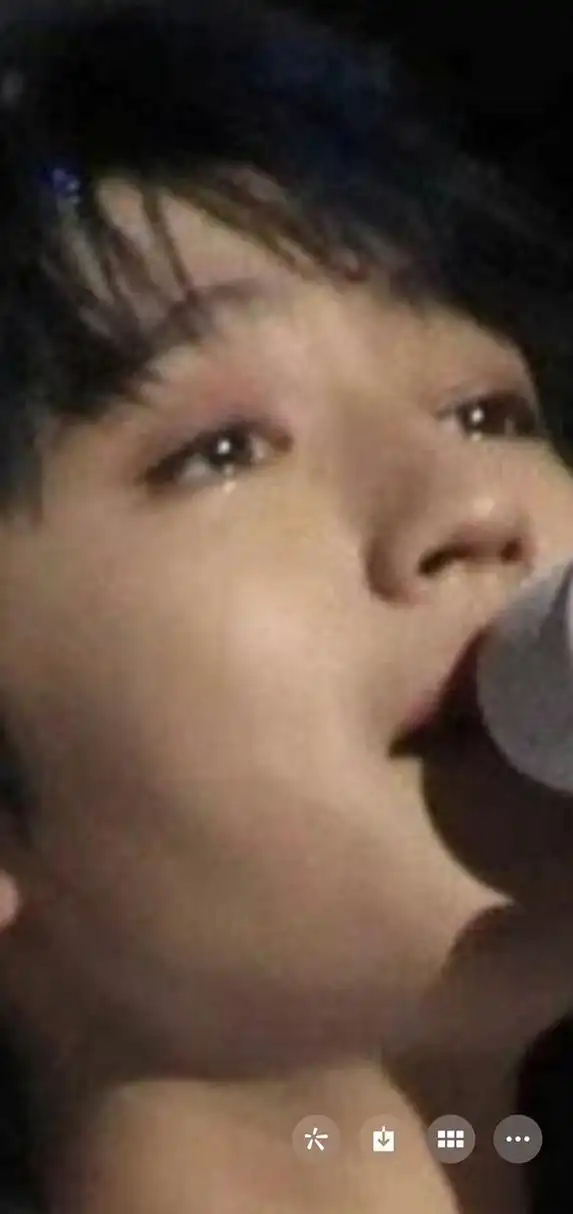 王俊凯怎么感觉哭的鼻涕都出来了,可能也在感叹这十年吧[思考]