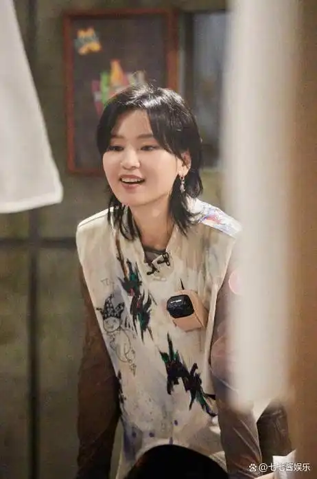 最近,她在参加综艺节目《密室大逃脱》时,逗趣地表示歌手周笔畅是自己