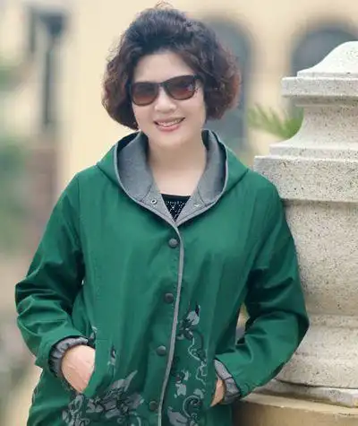 style2:洋气的中年女一定会选择无刘海的短烫发呢,将额前的刘海梳起