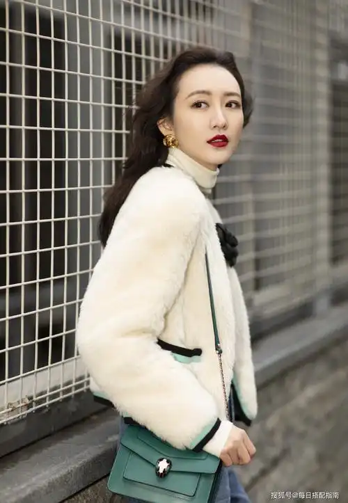 原创王鸥终于换风格白色皮草搭牛仔裤时髦减龄38岁还少女感满满