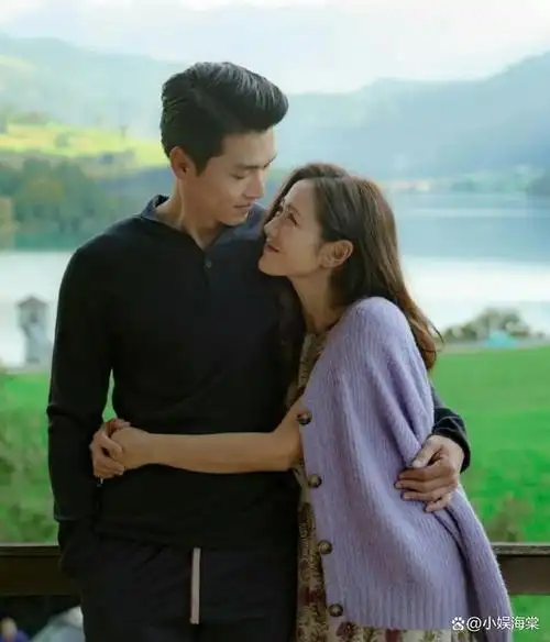 玄彬陪孙艺珍逛街消费,贴心为妻子拍录游客照,女神好会摆