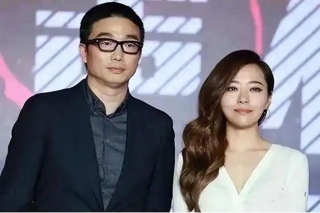 情到浓处,还在演唱会上主动求婚冯轲,只可惜,两人结婚短短两年,这段