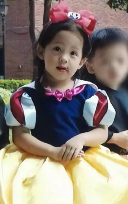 欧阳娜娜晒童年照引围观从小就艺术感满满