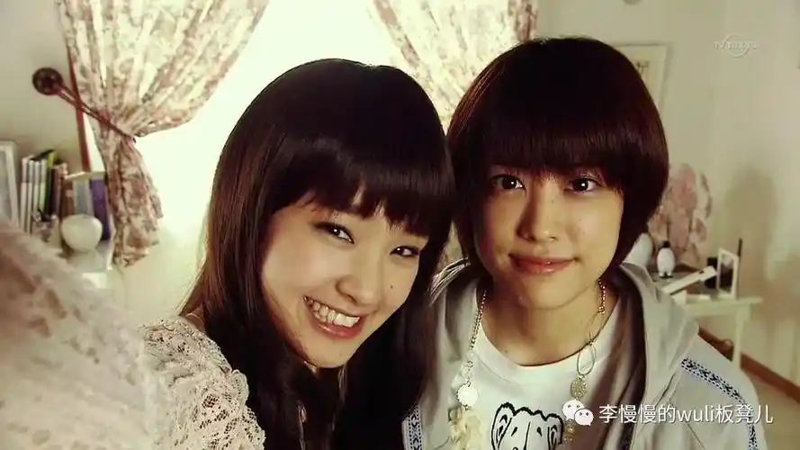 性别不明》的两个主角,一个是"女儿身男儿心",另一个是"男儿身女儿心"