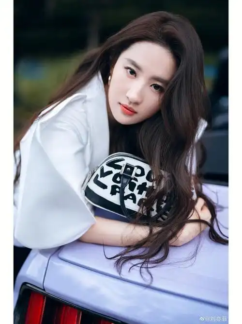 浅浅期待一下刘亦菲的微博之夜06