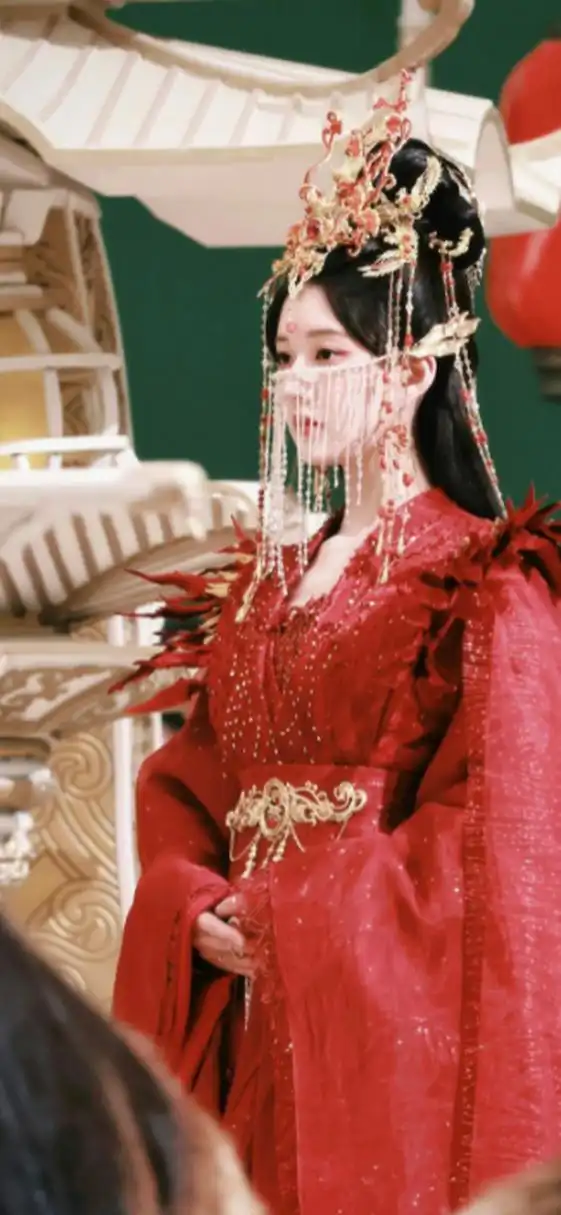 赵露思这是要做谁的新娘呢,美美哒 #赵露思异域风婚服造型路透# #秋日