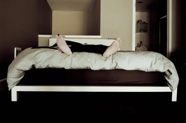 床,卧室,美国,仅一个男性,赤脚,放松,人体,摄影,部分,足,棉被,睡觉