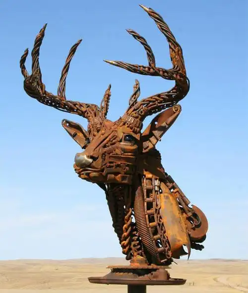 艺术家将旧农具和废金属变成令人惊叹的雕塑,大野牛,马尽在其中