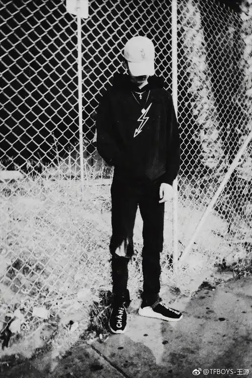 王源更博晒鬼魅暗黑系照片吓死你不偿命