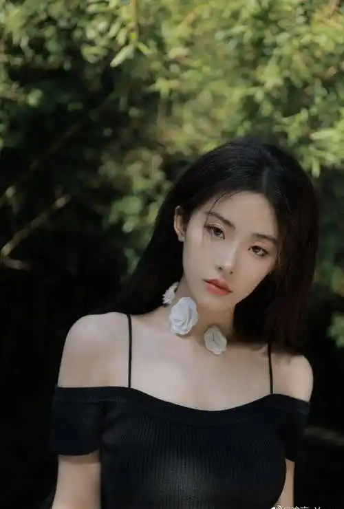 喻言黑色吊带连衣裙大长腿性感写真_吊带_连衣裙_喻言