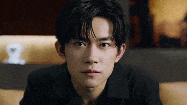 好羡慕!女粉丝在中戏校园里狂拍易烊千玺,还得到千玺温柔回应