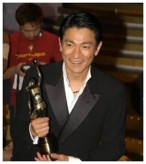 62岁刘德华:坚持努力,健身跑步轻食三部曲,感受自律的