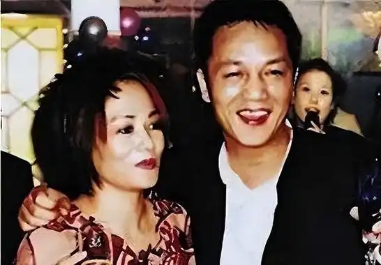 随后没过多久,周正毅的生意伙伴毛玉萍便现身了.起初两人曾在多年前相