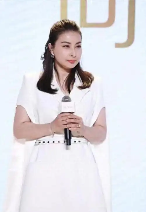 郭晶晶变化真大,半马尾发型风格温柔大方,西装款式也紧跟潮流|穿搭