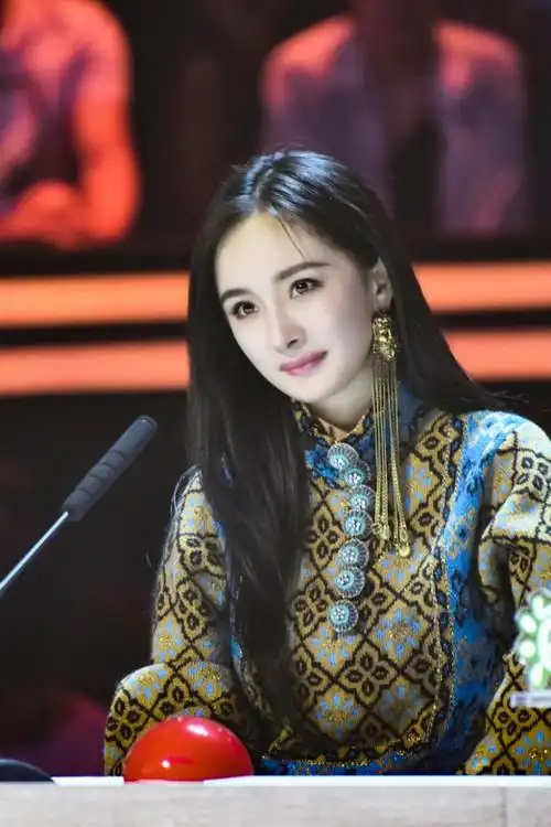 披肩直发能够让杨幂看上去更加的干净利落一些,而且这样的发型也能够