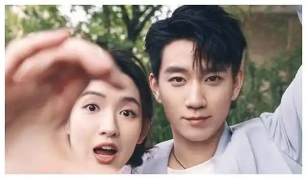 杨玏王玉雯旅游归国上演甜蜜拥抱,cp粉:终于圆满了!