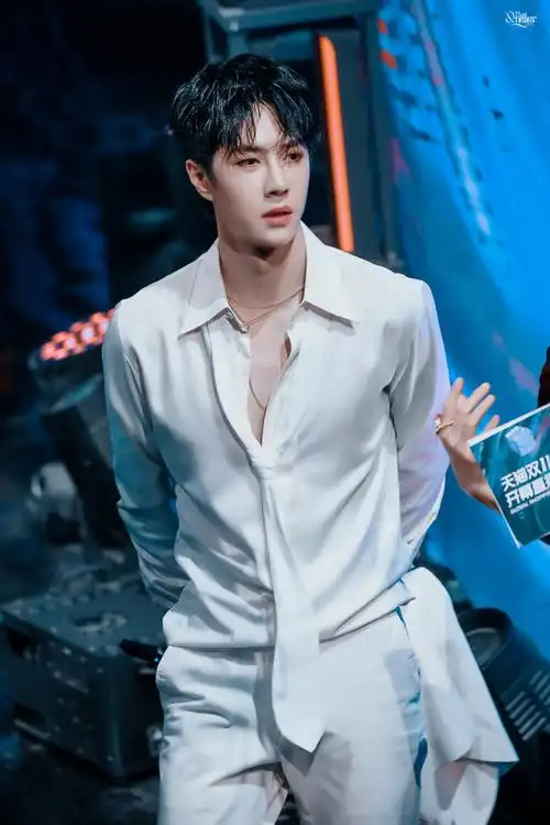 王一博散落的华服