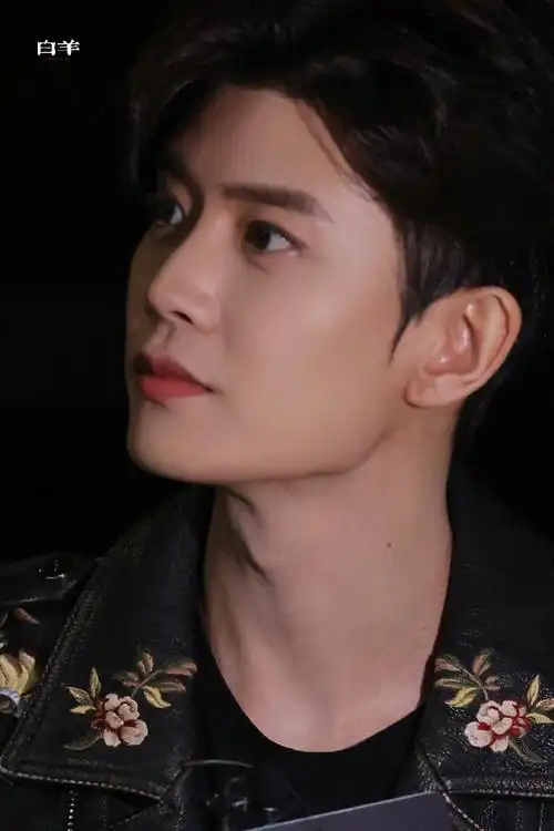 #任嘉伦米兰时装周送非遗团扇##任嘉伦我要看正脸##任嘉伦外媒生图#