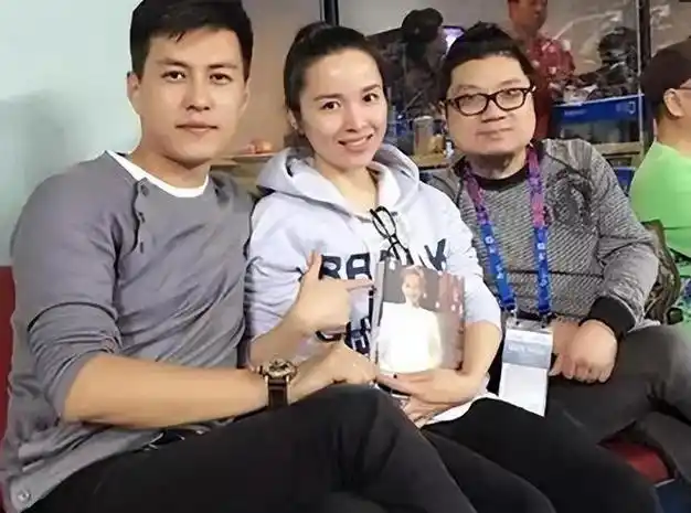 靳东晒全家福!侄女五官精致,亲妹妹气质出众,她和他同一张脸