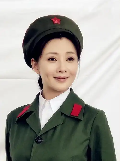 杨桃扮演者(同样是军装照,把宋轶周冬雨和殷桃放一起对比,差距就出来