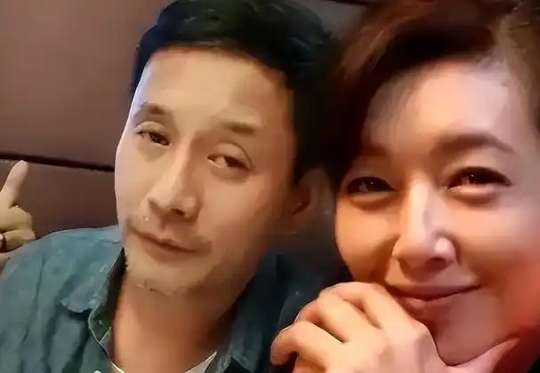 53岁田小洁露面头发花白老了许多和江珊女儿逛街颜值抢镜