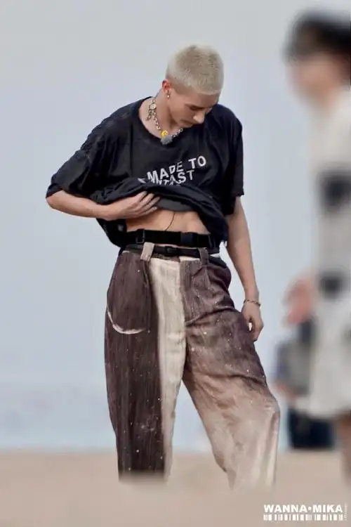 into1门面主唱#-210728-@into1-米卡咳咳,夜深了08 腹肌不看看嘛?