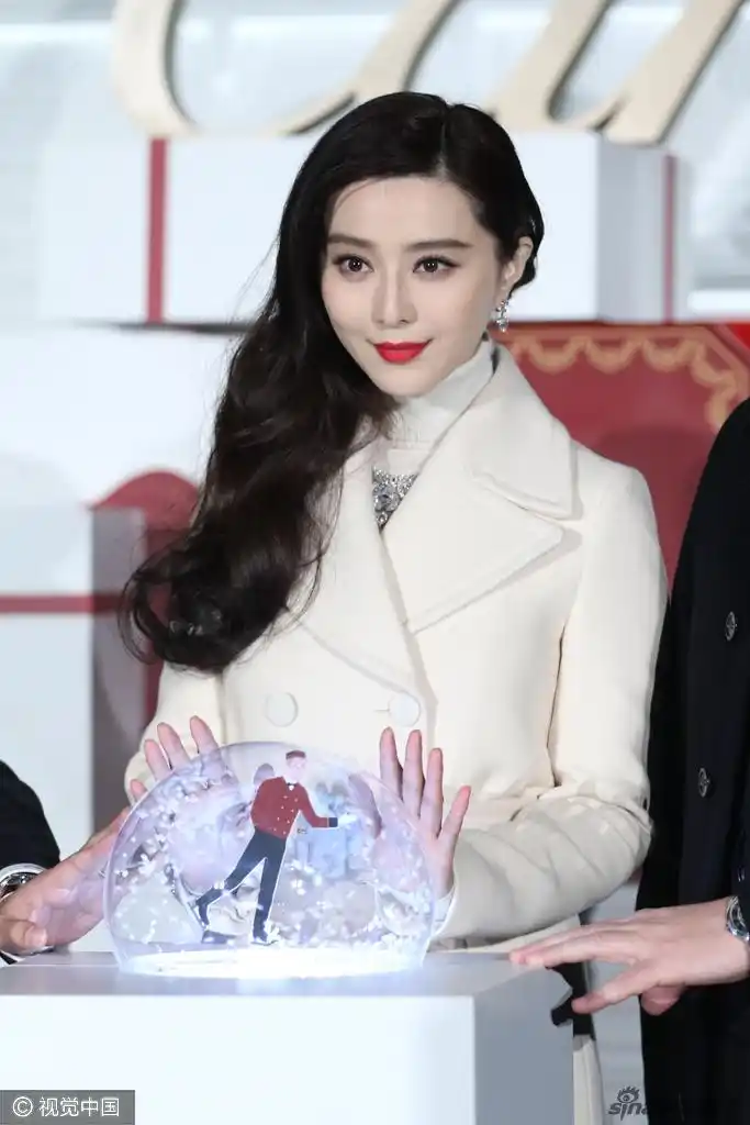 范冰冰白色套装包裹严实 大红唇风情万种