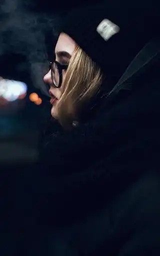 戴眼镜的帅气女孩超酷超拽图片壁纸