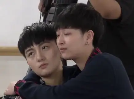 张晓钰黄汐源甜蜜相拥超肉麻