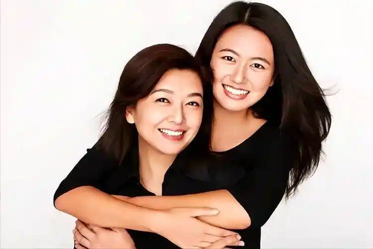 身材高挑眉眼精致,爸爸是著名演员高曙光_江珊_女儿_妈妈