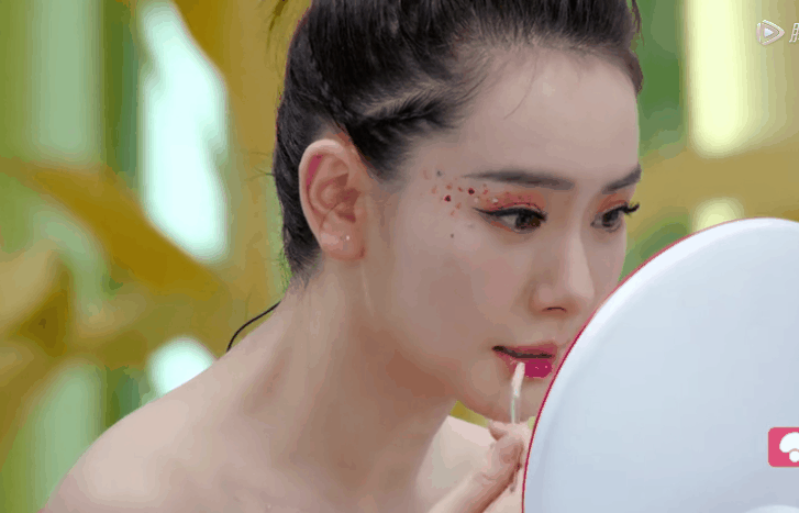 都说女生永远少一支口红看到戚薇当众换唇色瞬间就领悟了