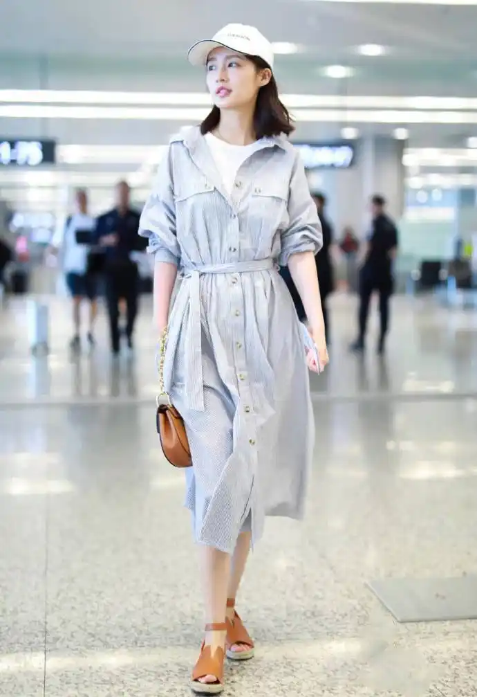 李沁机场清新私服街拍照图片