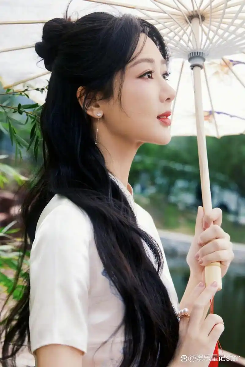 杨紫侧颜>没想到这么绝.[鲜花][鲜花]