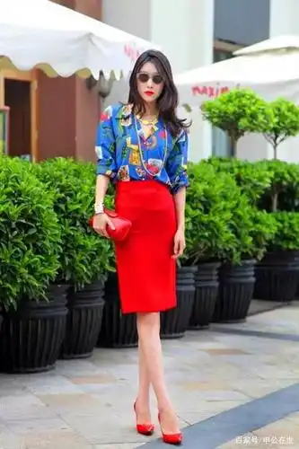 红色高跟鞋增添美女的妩媚感,穿出优雅浪漫的气息,凸显女人味道