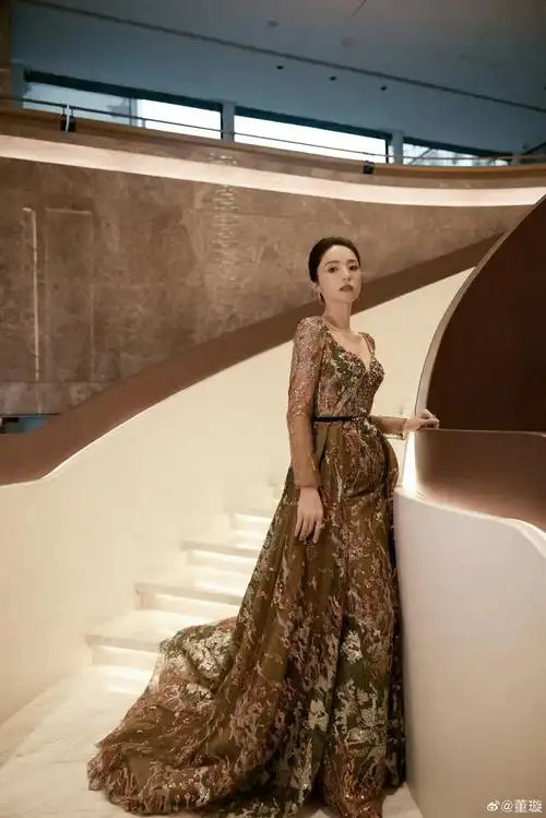 43岁董璇好丰满,穿深v亮片裙秀傲人上围,真是贵气又撩人_生活_裙装_骨