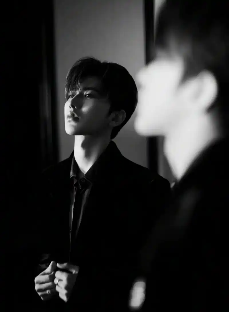 蔡徐坤黑白情绪感大片,蔡徐坤分享一组黑白大片,光影勾勒优越线条