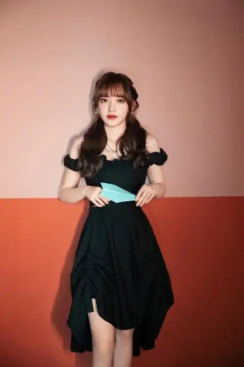 比如裹身性十分强的裙子,还有裙摆特别长的款式,都不适合穿在程潇这样