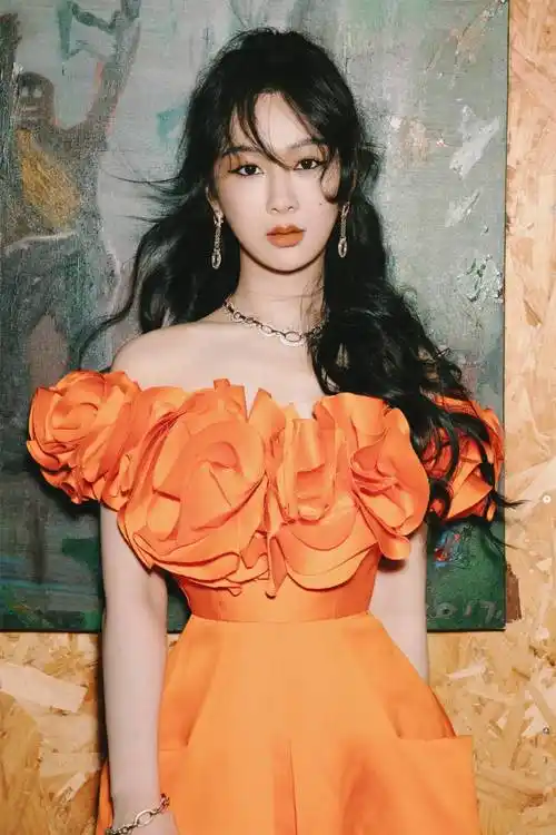 杨紫再晒旗袍大片,湖边撑伞浅笑韵味浓,直播生图难掩高颜值_造型_白色