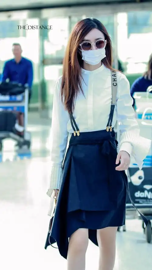 [赵丽颖][新闻]170425 赵丽颖结束休假返回北京 机场造型少女感十足