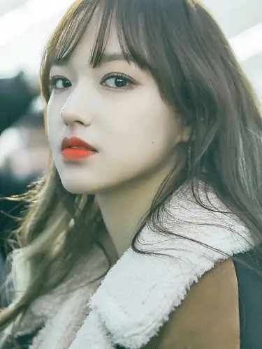 精致洋娃娃 程潇的面部线条感清晰干净,面中部饱满,从正脸来看