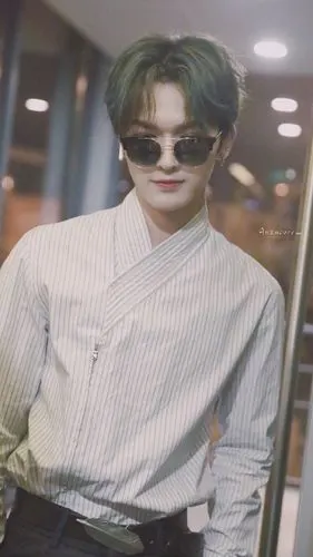 我来收藏一波带墨镜的朱正廷zzt