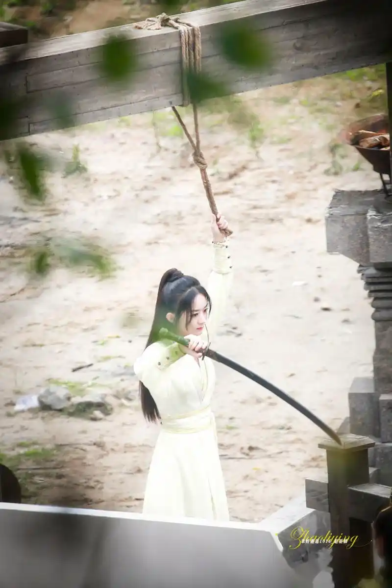 赵丽颖晒周翡背影照历经7个月的时间《有翡》拍摄终于结束啦～恭喜